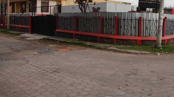 Al fondo se ve uno de los centros de tolerancia que los vecino piden sean retirados. Foto: Galo Paguay / ÚN
