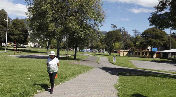 Este parque es utilizado por los moradores para ejercitarse y distraerse. Foto: Galo Paguay / ÚN
