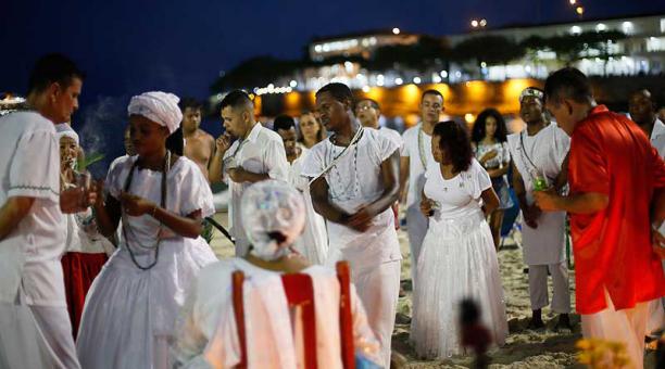 Miembros de la Asociación Cultural Yoruba de Cuba se reunieron en la tradicional ceremonia donde elaboraron su mensaje de principios de año. Foto: AFP