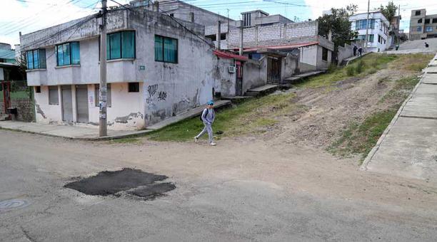 Mala calidad del asfalto, calles con tierra y terrenos baldíos hay en Conocoto. Foto: Diego Pallero / ÚN