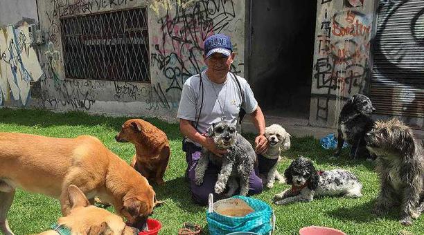 Don Gonzalo con algunos de los perros de la manada. Foto: Betty Beltrán / ÚN