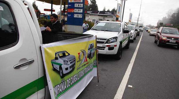 La mañana de este 7 de enero del 2019, conductores de camionetas protestaron en Quito. Foto: Galo Pagvuay / ÚN