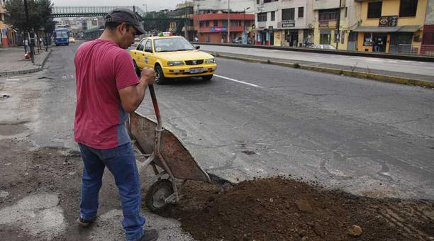 Los moradores optaron por poner tierra para que los autos logren circular. Foto: Galo Paguay / ÚN
