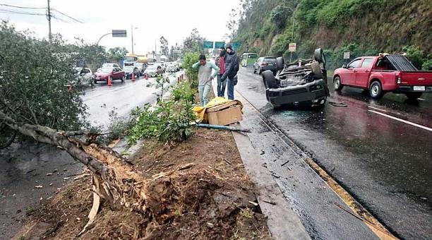 Ayer, 10 de enero del 2019, un vehículo se volcó tras chocar contra un árbol a la altura de Guápulo. Foto: cortesía AMT