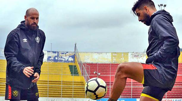 Juan Manuel Tévez (izq.) y Maximiliano Barreiro (der.) en un entrenamiento de Aucas en el estadio Gonzalo Pozo Ripalda. Foto: cortesía Aucas