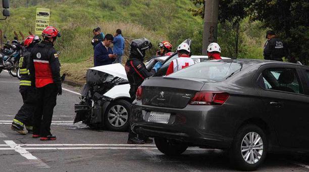 Dos autos pequeños se accidentaron la mañana de este 15 de enero del 2019, en la av. Simón Bolívar. Foto: Galo Paguay / ÚN