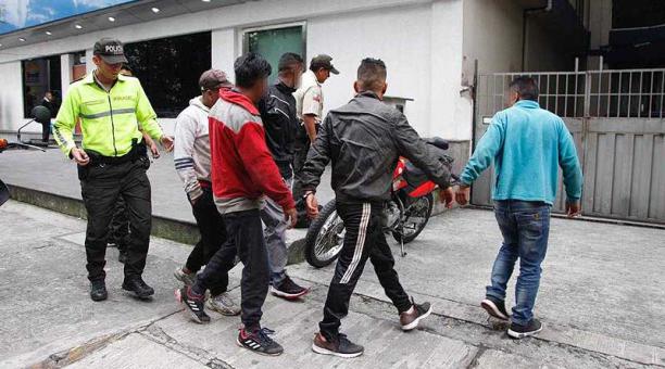 Los sospechosos fueron llevados a la Unidad de Flagrancias, en Quito. Foto: Galo Paguay / ÚN