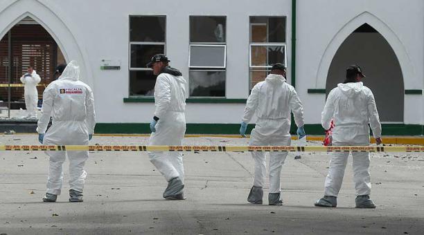Peritos forenses inspeccionan el lugar donde un carro bomba causó una explosión en la Escuela General Santander de la Policía en Bogotá, Colombia. Foto: EFE