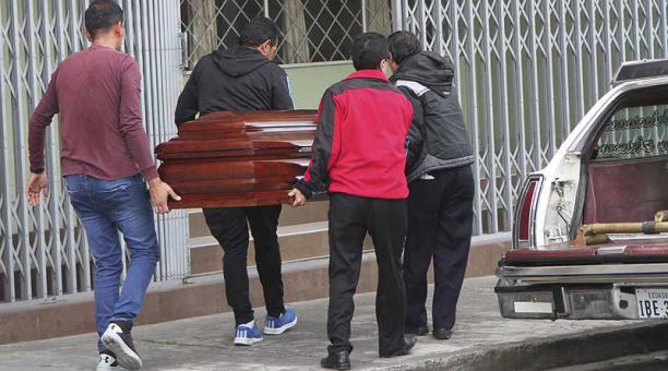 El cuerpo sin vida de Diana Carolina fue llevado hasta la morgue, en medio del dolor de la familia. Foto: ÚN
