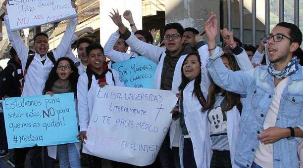 Estudiantes de la Facultad de Medicina protestaron este 22 de enero del 2019. Pidieron más seguridad en el lugar. Foto: Eduardo Terán / ÚN