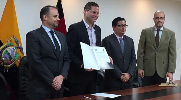 El alcalde Mauricio Rodas y la autoridades del PNUD firmaron el convenio. Foto: Ana Guerrero / ÚN
