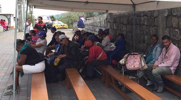 Algunas personas deben esperar afuera de la Fundación para ser atendidas. Foto: Ana Guerrero / ÚN