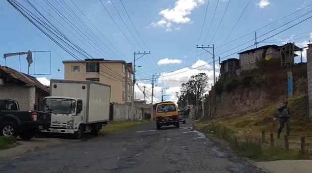 La calle De los Nogales, en el norte de Quito, está en muy malas condiciones. Foto: Evelyn  Jácome / ÚN
