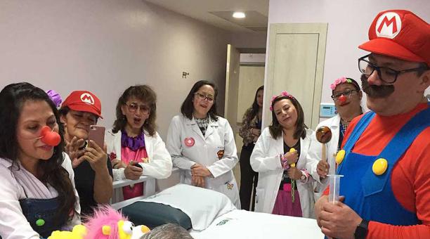 Los clowns visitan Cuidados Paliativos. Foto: Ana Guerrero / ÚN