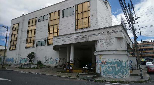 Así luce este edificio en el sur. Los vecinos piden que lo ocupen. Foto: Ana María Carvajal / ÚN