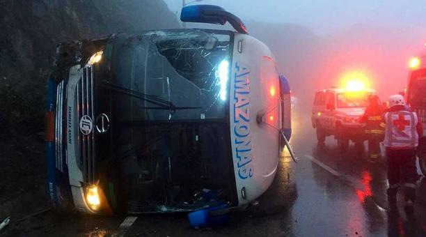 El bus se volcó en el kilómetro 25 de la vía Pifo- Papallacta. Foto: Twitter Bomberos Quito