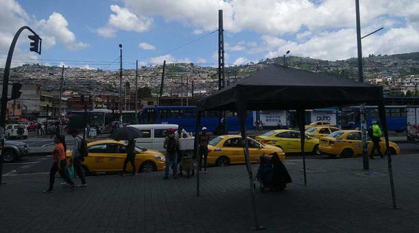Esta es una de las salidas de El Recreo que a diario se llena de taxistas. Foto: Ana María Carvajal / ÚN