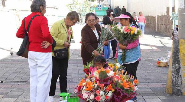 En las calles del Centro Histórico de Quito se vendía full flores este 14 de febrero del 2019. Fotos: Eduardo Terán / ÚN