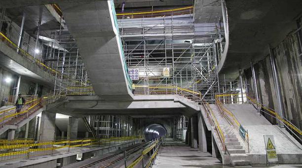 El alcalde Mauricio Rodas verificó los avances en la instalación de acabados de la estación El Recreo. Foto: Galo Paguay / ÚN