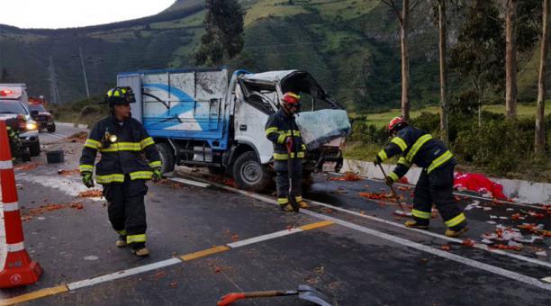 Un camión se accidentó en la vía Pifo- Papallacta el sábado 16 de febrero del 2019. Foto: Tomada del Twitter de Bomberos Quito