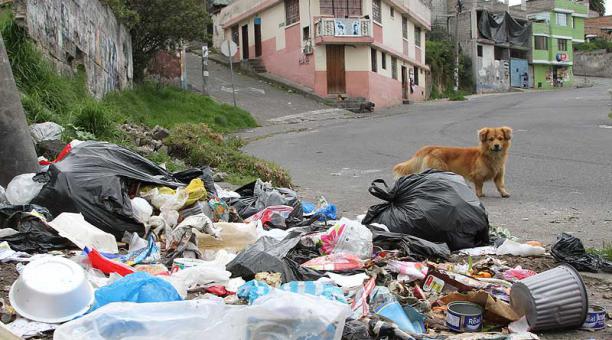 En la esquina de la calle Nariz del Diablo los desperdicios abundan. Foto: Eduardo Terán / ÚN
