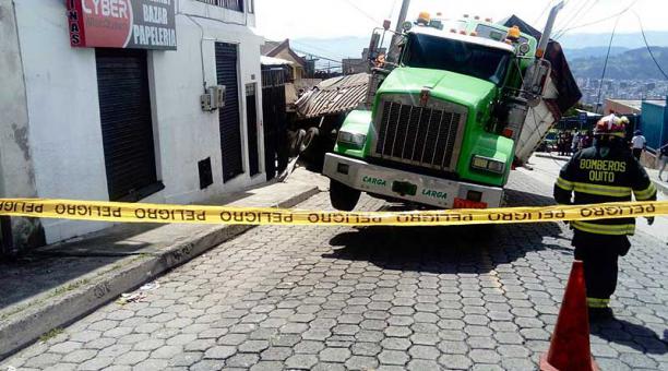 La parte posterior de un camión de carga se impactó contra una vivienda en el sector de Las Casas. Foto: Twitter Bomberos Quito