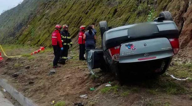 Siete personas resultaron heridas en la Panamericana Norte a la altura del sector de Oyacoto. Un automóvil Chevrolet Corsa gris se volcó en esa zona la mañana del domingo 3 de marzo. Foto: Twitter Bomberos Quito