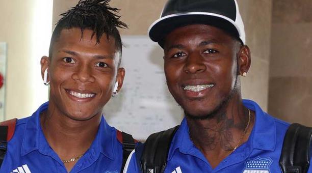 Billy Arce y Gabriel Cortez (derecha), jugadores eléctricos, antes de salir de Guayaquil. Foto: Twitter de Emelec