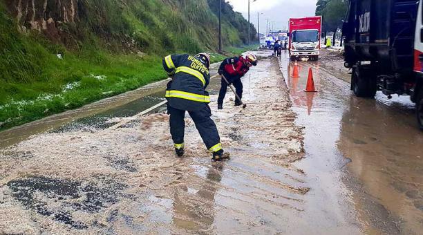 En la avenida Simón Bolívar, sector La Forestal, se realizan labores de evacuación de líquido y limpieza por acumulación de agua. Foto: Twitter Bomberos Quito