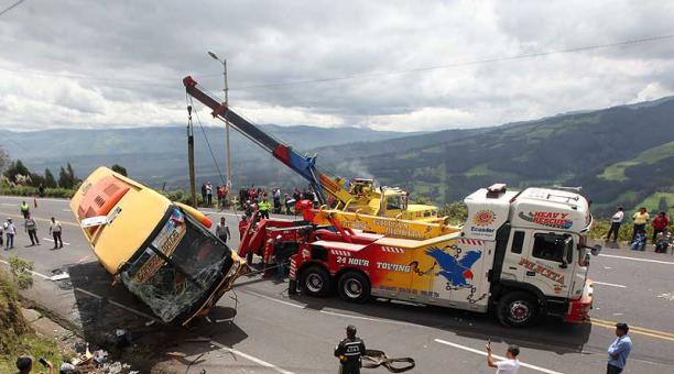 El bus se dirigía a Ambato. El choque se produjo en el sector de Santa Rosa. Foto: Julio Estrella / ÚN