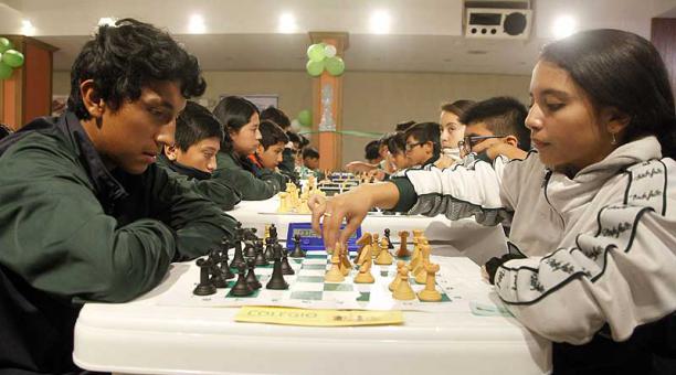 Ellos  y ellas son expertos en el ajedrez. Todos acudieron al auditorio del colegio San José La Salle, en el sur, para competir. Foto: Patricio Terán / ÚN