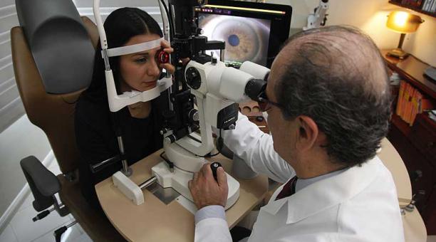 Carlos Luis Chacón, oftalmólogo de la Clínica Santa Lucía, realiza un examen con lámpara de hendidura, para evaluar el ojo y tomar la presión  intraocular. Foto: archivo / ÚN