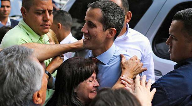 Una mujer abraza a Juan Guaidó, el líder opositor de Nicolás Maduro. Foto: AFP