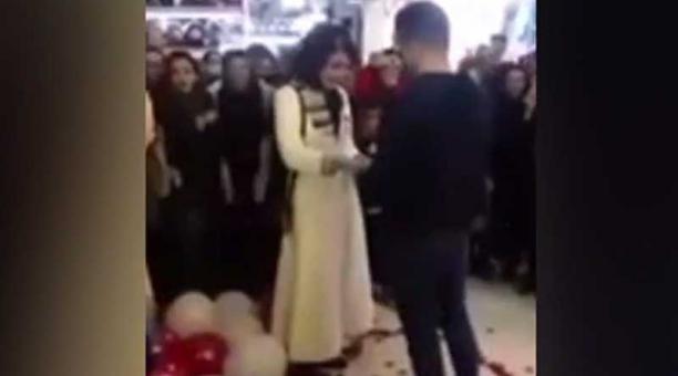 El joven propuso matrimonio a su pareja centro comercial en la ciudad de Arak, en el centro de Irán. Foto: captura