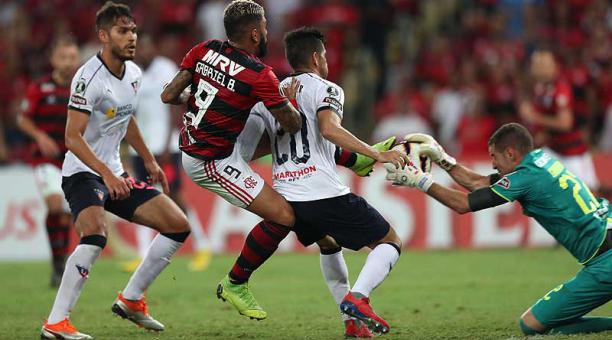 El golero Adrián Gabbarini,de Liga de Quito, salvando su arco en uno de los ataques de Flamengo. Foto: AFP