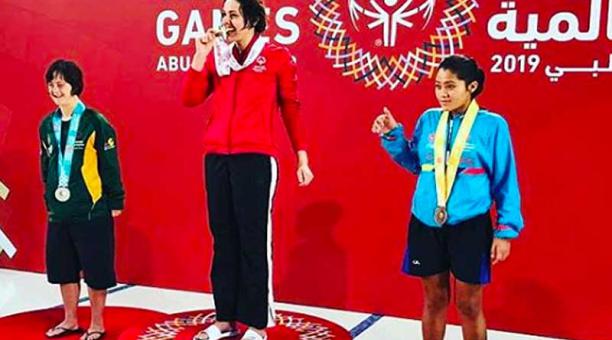 Diana Ibujes (derecha) consiguió la medalla de oro en los Juegos Mundiales de Olimpiadas Especiales. Foto: Twitter Lenín Moreno