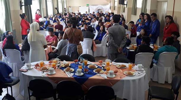 Alumnos shuar y de Quito compartieron el desayuno en la Municipal Espejo. Foto: cortesía Unidad Educativa Municipal  Eugenio Espejo