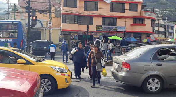 Los peatones se lanzan a la calle aunque el semáforo esté en rojo para ellos. Foto: Ana María Carvajal / ÚN