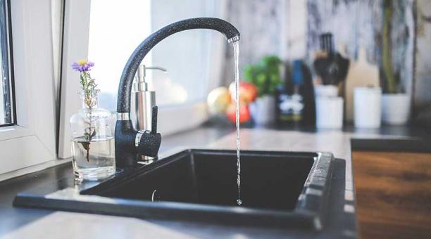 Imagen referencial. Una de las tantas formas de ahorrar agua es mientras lava la vajilla. Foto: Pxhere
