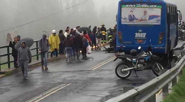 El accidente entre un bus y una motocicleta colapsaron el tránsito en la Mariscal Sucre. Foto: cortesía ECU 911