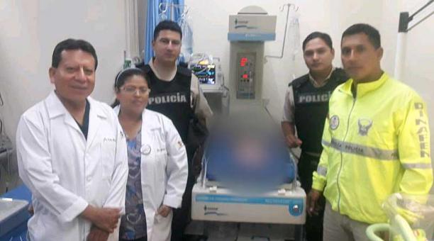 Personal del Ministerio de Salud informó que el neonaro se encontraba fuera de peligro. Foto: Twitter Policía Nacional