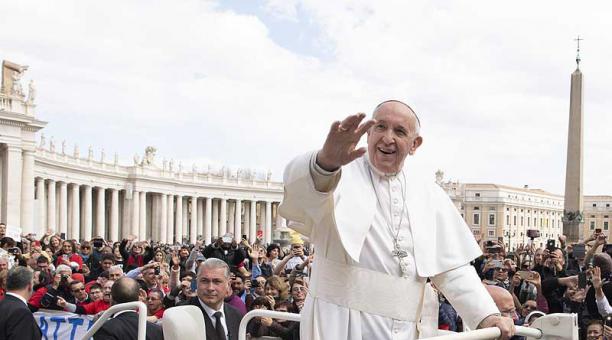 Imagen del papa Francisco tras finalizar la audiencia general semanal en la plaza de San Pedro del Vaticano. Foto: EFE