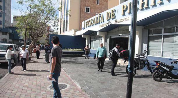 La denuncia contra de siete agentes investigadores de la Dinased fue presentada en la Fiscalía de Pichincha. Foto: archivo / ÚN