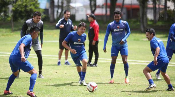 Un entrenamiento del Deportivo Quito en el parque Bicentenario. Foto: Julio Estrella / ÚN