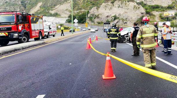 El accidente ocurrió en la Panamericana Norte, a la altura del puente de Guayllabamba. Foto: Twitter Bomberos Quito