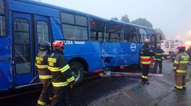 El choque se los dos buses se produjo a la altura de la Lucha de los Pobres, en el suroriente de Quito. Foto: Twitter Bomberos Quito