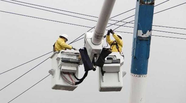 Los daños en la red eléctrica se reparan una vez que pasa el aguacero. Foto: cortesía EEQ