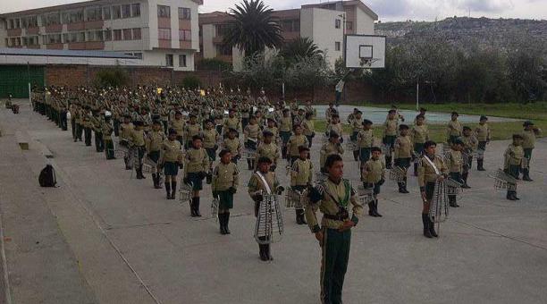 Un doble intercolegial, de bandas y bastoneras, se desarrolla en el colegio ubicado en La Magdalena. Foto: cortesía