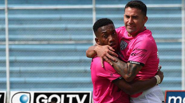 El festejo del gol entre Anthony Landázuri el delantero Claudio Bieler en el partido de ayer, 7 de abril, en Machala. Foto: API para ÚN