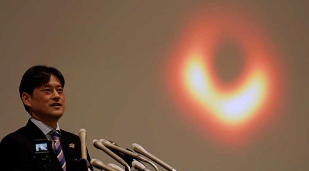 Mareki Homnma, del Observatorio Astronómico Nacional de Japón, exhibe la primera imagen de un agujero negro, durante una rueda de prensa, en Tokio. Foto: EFE